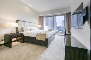 Postel nebo postele na pokoji v ubytování Steps Away From Marina Mall with Iconic Marina Canal Views, The Address Residences, Dubai Marina by Deluxe Holiday Homes