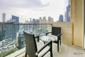 Balkón nebo terasa v ubytování Steps Away From Marina Mall with Iconic Marina Canal Views, The Address Residences, Dubai Marina by Deluxe Holiday Homes