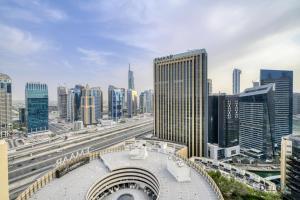 Nespecifikovaný výhled na destinaci Dubaj nebo výhled na město při pohledu z apartmánu