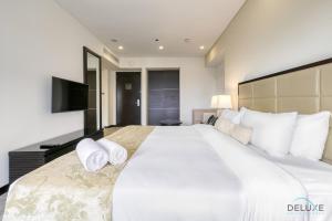 Postel nebo postele na pokoji v ubytování Steps Away From Marina Mall with Iconic Marina Canal Views, The Address Residences, Dubai Marina by Deluxe Holiday Homes