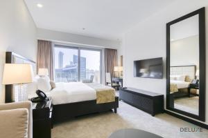 Postel nebo postele na pokoji v ubytování Steps Away From Marina Mall with Iconic Marina Canal Views, The Address Residences, Dubai Marina by Deluxe Holiday Homes
