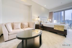 Postel nebo postele na pokoji v ubytování Steps Away From Marina Mall with Iconic Marina Canal Views, The Address Residences, Dubai Marina by Deluxe Holiday Homes