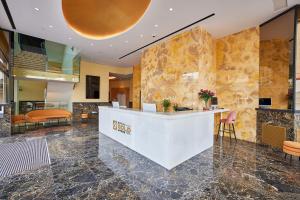 vestíbulo de un hotel con mostrador de recepción en Hotel Gold Arcos 4 Sup - Built in May 2022 en Benidorm