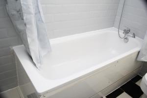 Ένα μπάνιο στο Contractor's Bliss- 5-Bedroom House with Free Parking for 7 Guests, Super Fast Wifi- Fran Properties!