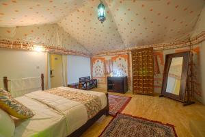 Postel nebo postele na pokoji v ubytování Stay On Dunes Real Desert experience