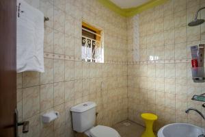 Un baño de The Crested Crane Bwindi Hotel