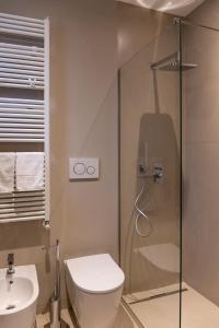 uma casa de banho com um chuveiro, um WC e um lavatório. em ROMA PREMIUM em Casale Monferrato
