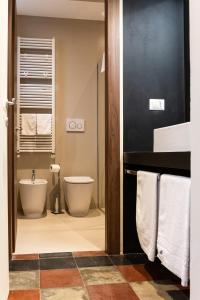 a bathroom with a toilet and a sink at ROMA PREMIUM in Casale Monferrato