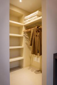 Un vestidor con estantes blancos en ROMA PREMIUM by IDEA MONFERRATO sas, en Casale Monferrato
