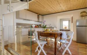 A kitchen or kitchenette at Amazing Home In Belvedere Fogliense