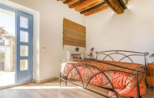 A bed or beds in a room at Amazing Home In Belvedere Fogliense