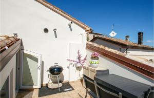 A balcony or terrace at Amazing Home In Belvedere Fogliense