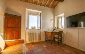 sala de estar con mesa y ventana en Amazing Home In Belvedere Fogliense With Kitchen, en Belvedere Fogliense