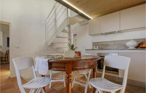 A kitchen or kitchenette at Amazing Home In Belvedere Fogliense