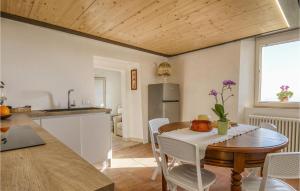 A kitchen or kitchenette at Amazing Home In Belvedere Fogliense
