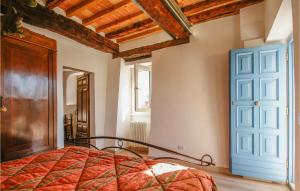 A bed or beds in a room at Amazing Home In Belvedere Fogliense