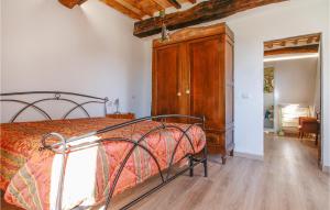 A bed or beds in a room at Amazing Home In Belvedere Fogliense