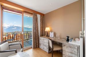 Nespecifikovaný výhled na hory nebo výhled na hory při pohledu z hotelu