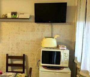 a microwave with a tea kettle on top of it at B&B Il Parco in Parma
