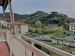 Elle comprend un balcon offrant une vue sur la rue et la montagne. dans l'établissement Albero d'Oro, à Levanto