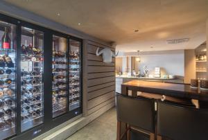 una sala de cata de vinos con un estante para vinos en Boutique Hotel Art de Vivre & SPA en Crans-Montana