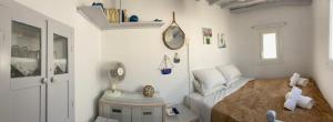 Una pequeña sala de estar con un sofá y una mesa. en BUDGET DOWNTOWN APARTMENT- Harma I, en Mykonos ciudad