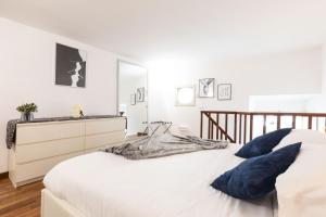 A bed or beds in a room at Campo dè Fiori Detached Apartment Eligio - Top Collection