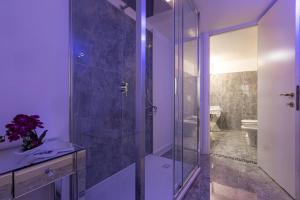 A bathroom at Campo dè Fiori Detached Apartment Eligio - Top Collection Még 21 kép