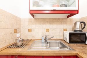 A kitchen or kitchenette at Campo dè Fiori Detached Apartment Eligio - Top Collection