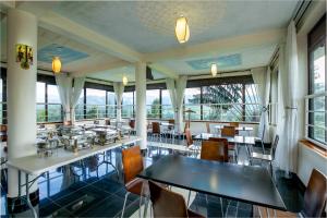 Un restaurante u otro lugar para comer en The Crested Crane Bwindi Hotel