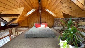 een zolderkamer met een bed in een huis bij Ferienwohnung Roos am See in Konstanz