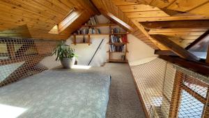 een zolderkamer met een bed en een houten plafond bij Ferienwohnung Roos am See in Konstanz