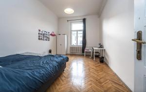 sypialnia z łóżkiem, biurkiem i oknem w obiekcie Legerova Apartments w Pradze