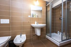 łazienka z toaletą, umywalką i prysznicem w obiekcie Legerova Apartments w Pradze +36 zdjęć