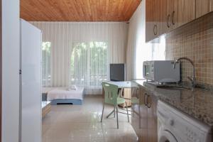 cocina con escritorio, ordenador y cama en Dolunay Apart Hotel, en Cıralı