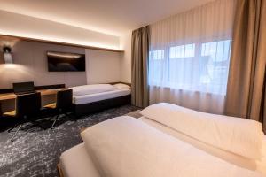 Postel nebo postele na pokoji v ubytování EGINO-Premium Hotel, Restaurant & Bar
