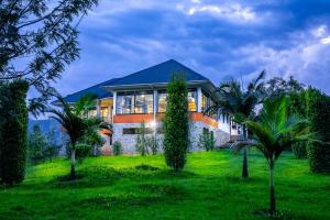 Un jardín fuera de The Crested Crane Bwindi Hotel