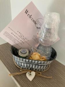 einen Geschenkkorb mit einer Schachtel und einer Flasche Wasser in der Unterkunft POMPEI FELIX in Pompei
