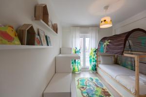 um pequeno quarto com uma cama e um sofá em FLH Olivais Family Flat em Lisboa
