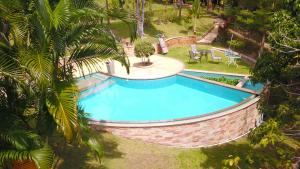 高兰Lemongarden的花园游泳池的顶部景色