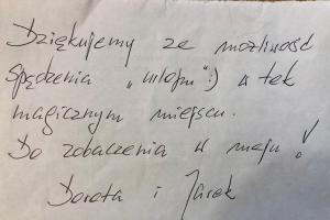 un morceau de papier avec écriture à la main dans l'établissement Apartamenty pod Wiciokrzewem, à Supraśl