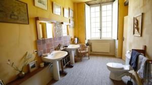 Koupelna v ubytování Chambre jaune MANOIR DE LA VOVE Perche