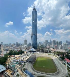uma vista para o edifício mais alto de burj khalifa do mundo em Opus Residences Merdeka 118 View em Kuala Lumpur