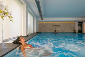 בריכת השחייה שנמצאת ב-Zenit Hotel או באזור
