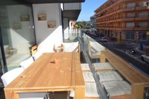 El balco de Sant Antoni de Calonge في سان أنتوني دي كالونخي: طاولة خشبية موضوعة فوق المبنى