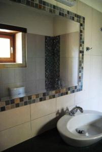 Litiniana Villas في تريوبيترا: حمام مع حوض ومرآة