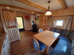 Predel za sedenje v nastanitvi Ferienhütte Zetzhirsch
