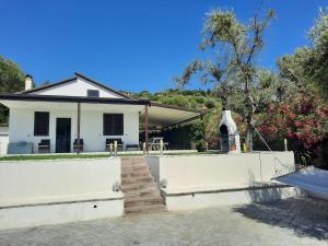Biały dom z białym płotem i schodami w obiekcie Villetta Paradiso w Agropoli