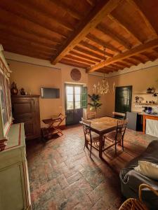 Area tempat duduk di Borgo Al Canto Degli Alberi