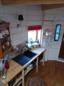 eine Küche mit einem Waschbecken und einer Theke in einem Zimmer in der Unterkunft La Tour de Ver Gite atypique Possibilité table d'hôtes sur réservation in Ver